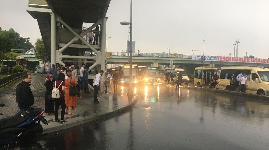 İstanbul&rsquo;da Etkili Olan Şiddetli Yağış Zor Anlar Yaşattı