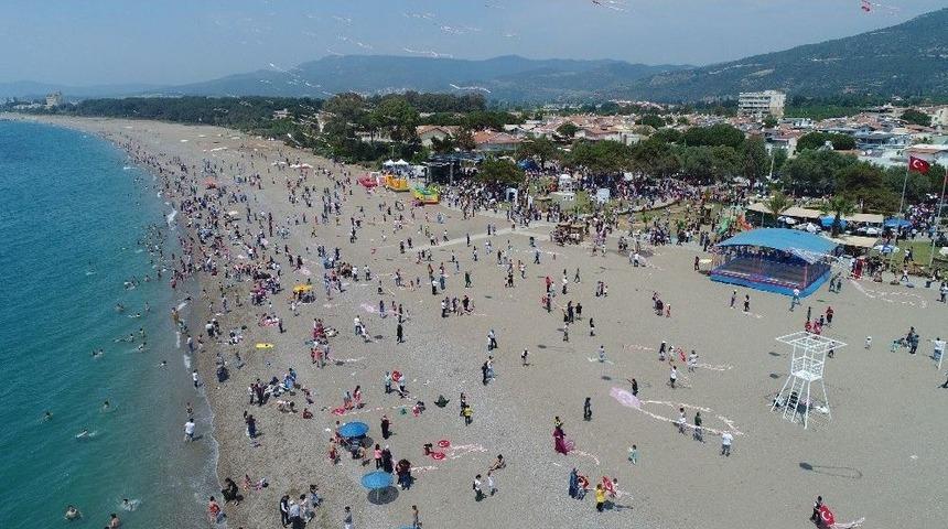 Menderes’te Gök Ay-yıldıza Büründü