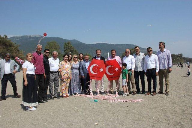 Menderes’te Gök Ay-yıldıza Büründü