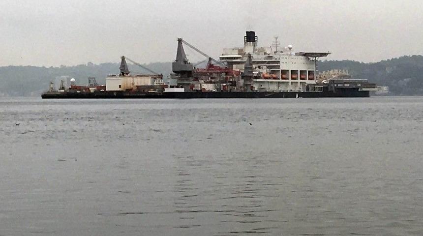 D&uuml;nyanın En B&uuml;y&uuml;k İnşaat Gemisi Pioneering Spirit, İstanbul Boğazı&rsquo;ndan Ge&ccedil;iyor