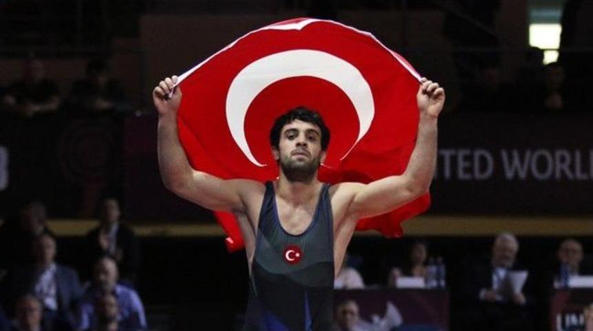 Şekersporlu Milli G&uuml;reş&ccedil;i &Ouml;zt&uuml;rk Rusya&rsquo;dan Bronz Madalya İle D&ouml;nd&uuml;