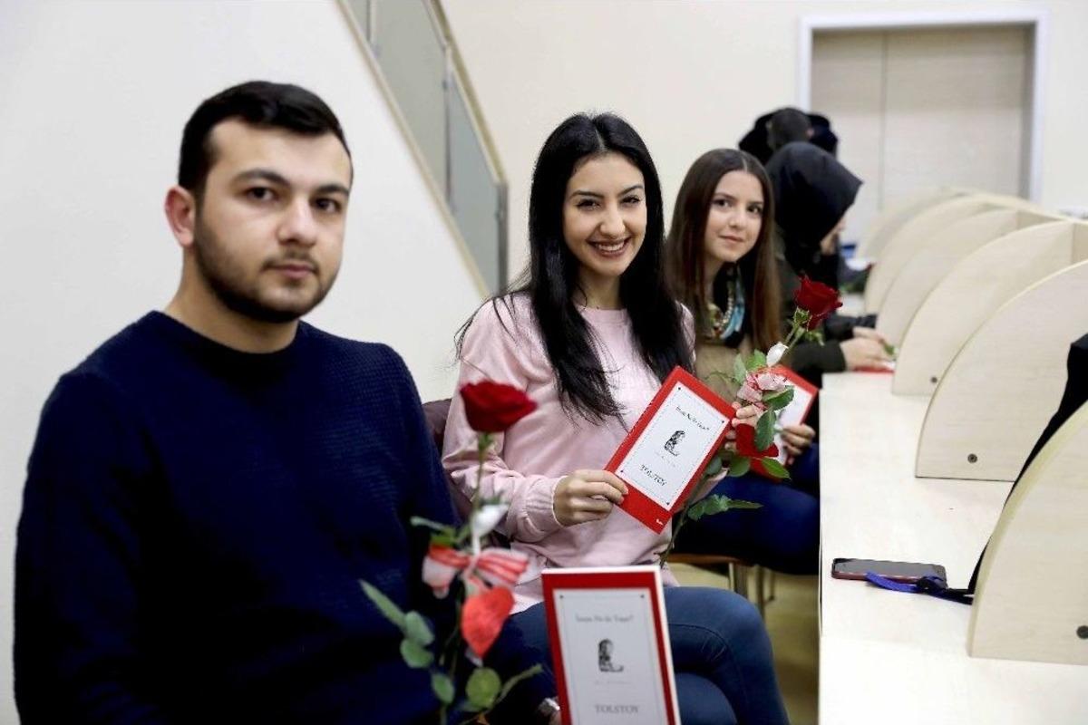 Sevgililer G&uuml;n&uuml; Nedeniyle K&uuml;t&uuml;phaneyi G&uuml;l Bah&ccedil;esine &Ccedil;evirdiler