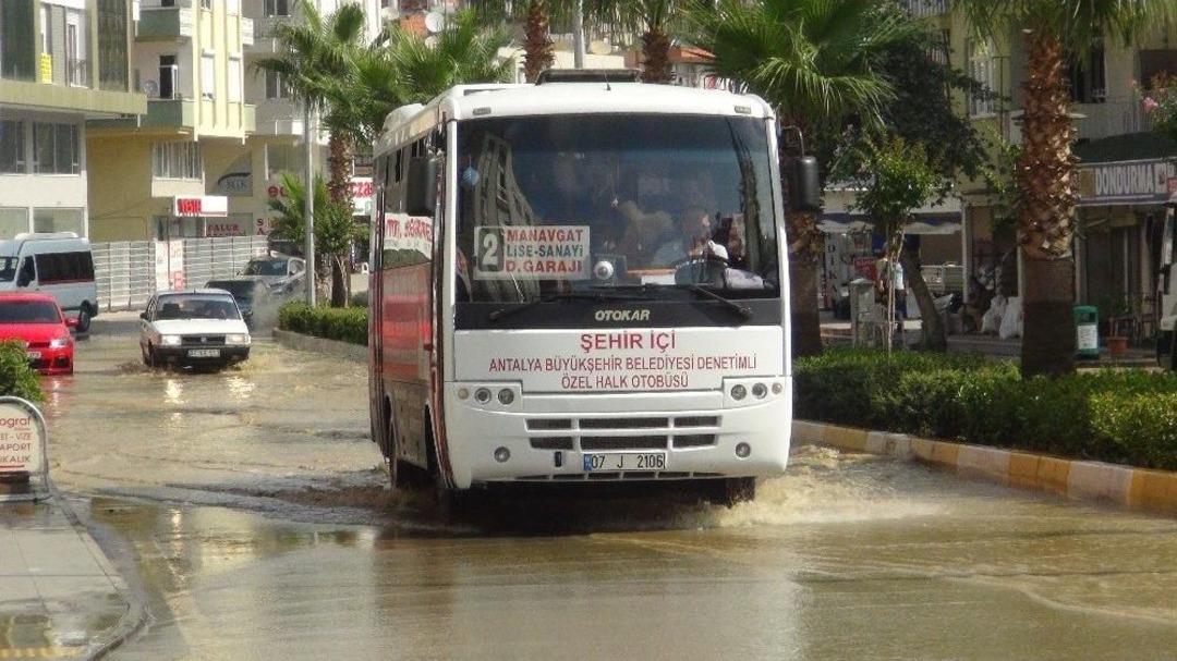 Manavgat&rsquo;ta Patlayan Boru Caddeyi Sular Altında, Vatandaşı Susuz Bıraktı