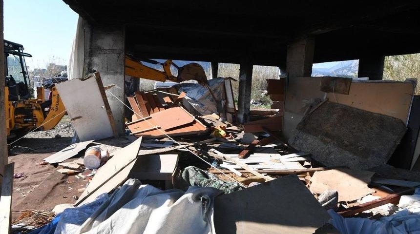 Konyaaltı&rsquo;nda Metruk Yapılar Temizleniyor