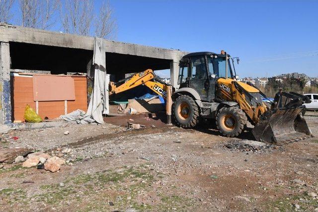 Konyaaltı&rsquo;nda Metruk Yapılar Temizleniyor 1