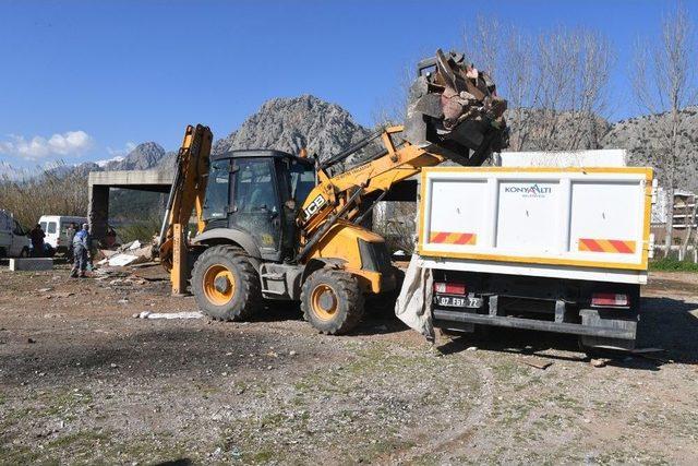 Konyaaltı&rsquo;nda Metruk Yapılar Temizleniyor 2