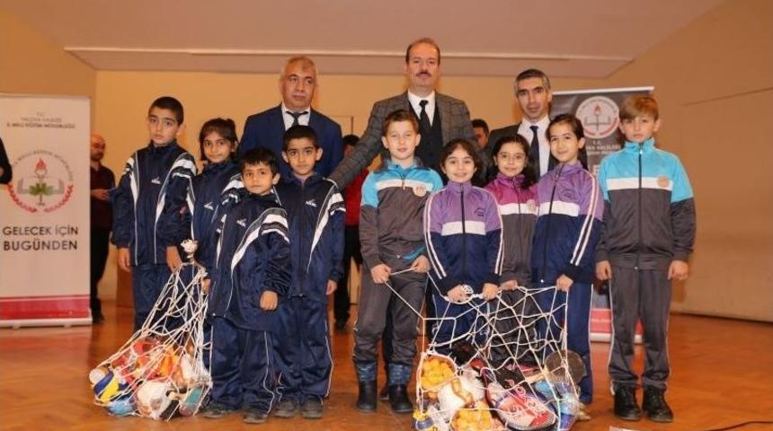 Yalova&rsquo;da Okullara 82 Bin Tl&rsquo;lik Spor Malzemesi Dağıtıldı