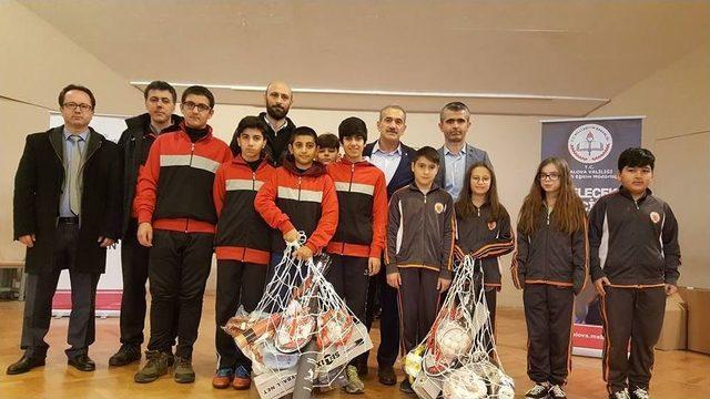Yalova&rsquo;da Okullara 82 Bin Tl&rsquo;lik Spor Malzemesi Dağıtıldı 3