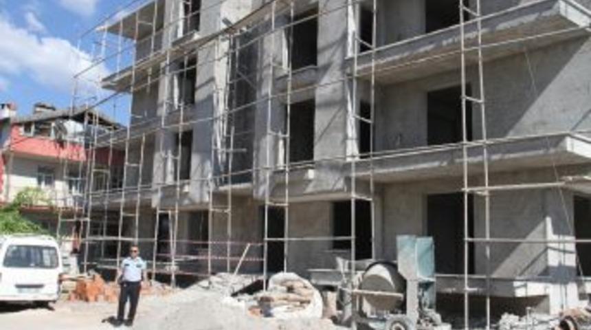 İnşaatın 4. Katından Asansör Boşluğuna Düşen Sıvacı Yaralandı