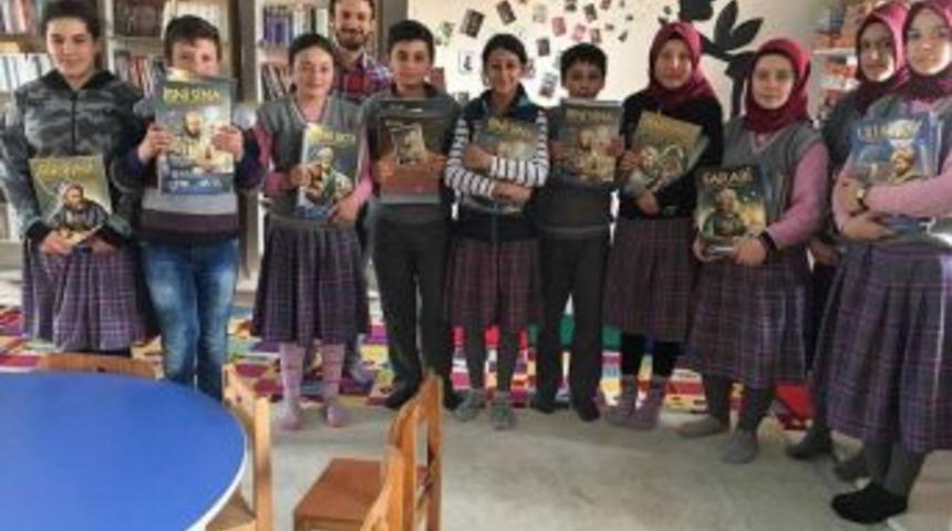 M&uuml;d&uuml;r Mehmet Sağs&ouml;z&rsquo;den &Ouml;ğrencilere Kitap