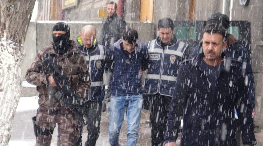 Eşini &Ouml;ld&uuml;ren Zanlı Adliyeye Sevk Edildi