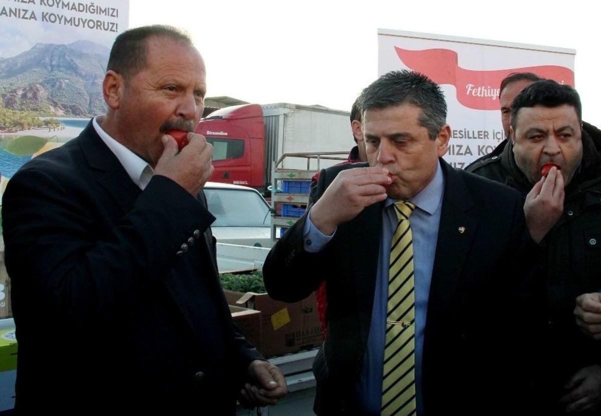 Fethiyeli &Ccedil;ift&ccedil;iler &rsquo;hormon&rsquo; İddialarına Domatesi Yıkamadan Yiyerek Tepki G&ouml;sterdi