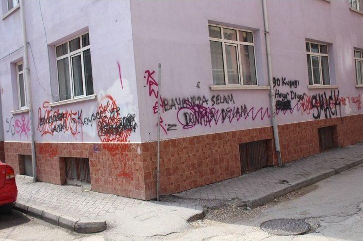 Duvarlardaki Çirkin Yazılar Mahalleliyi Bıktırdı G2