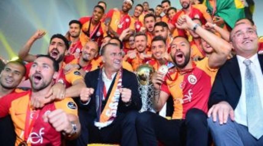 Son Şampiyon Galatasaray Sahaya İniyor