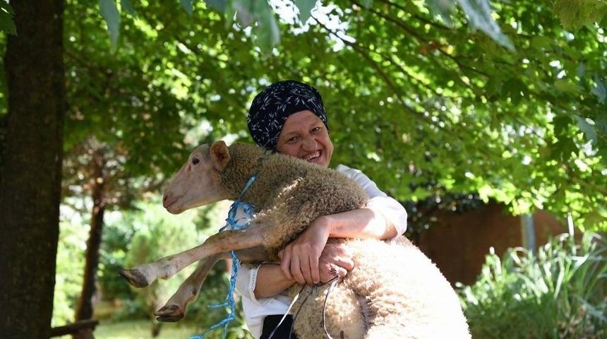 Başkan &Uuml;z&uuml;lmez&rsquo;den Anlamlı Hediye