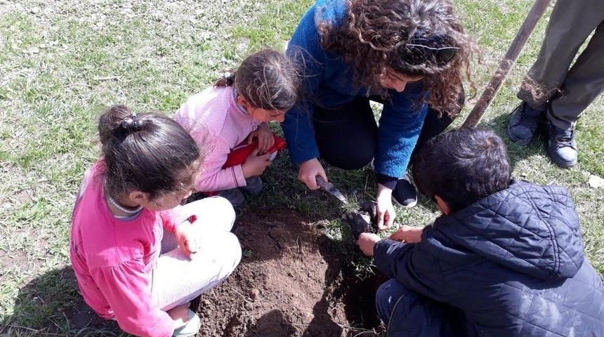 &Ccedil;aldıran Belediyesinden Okullara Fidan Desteği
