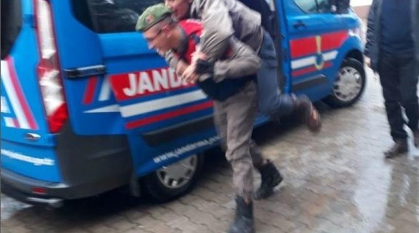 Kayıp Alzheimer Hastasını Jandarma Sırtında Taşıdı
