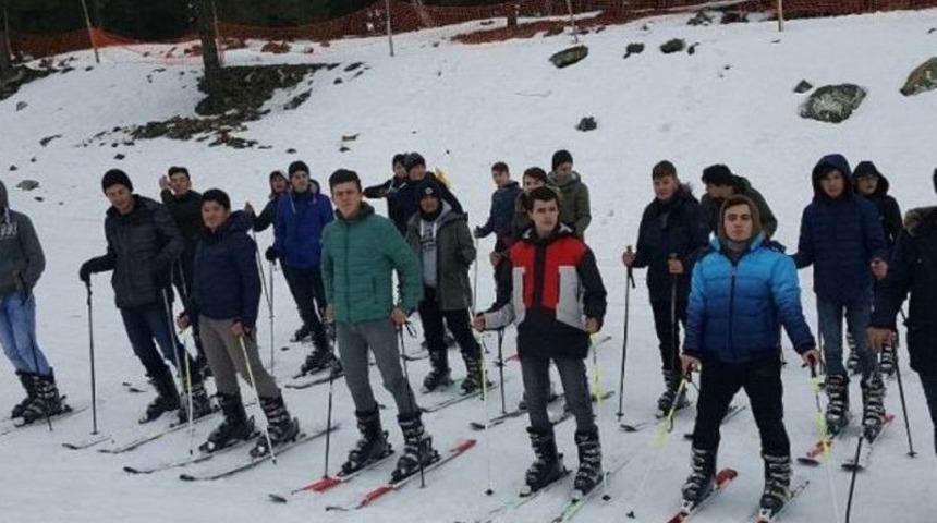 Ak Parti Gen&ccedil;lik Kolları, Gediz Muratdağı Termal Kayak Merkezi&rsquo;nde