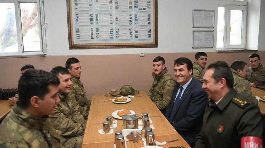 D&uuml;ndar&rsquo;dan Askere Moral Ziyareti