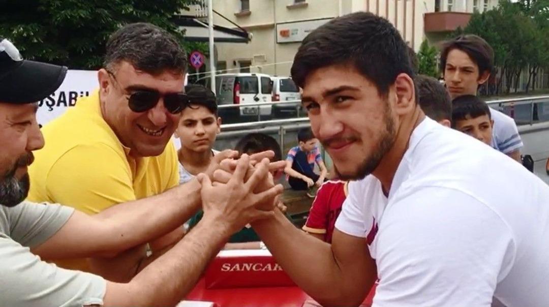 Avrupa Şampiyonunun Bileğini Babası B&uuml;kt&uuml;