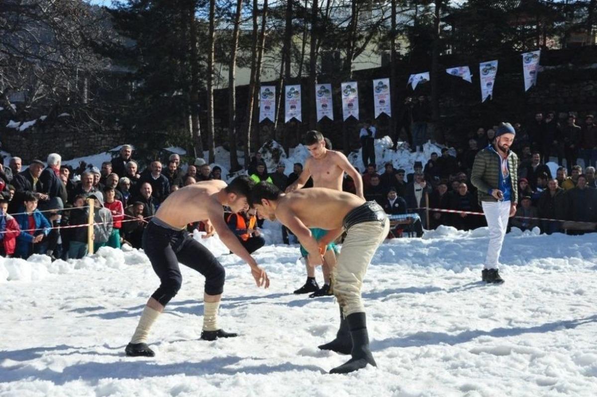 T&uuml;rkiye&rsquo;nin Kar S&uuml;t&uuml;ndeki Tek Karakucak G&uuml;reşleri İngiliz Basınında