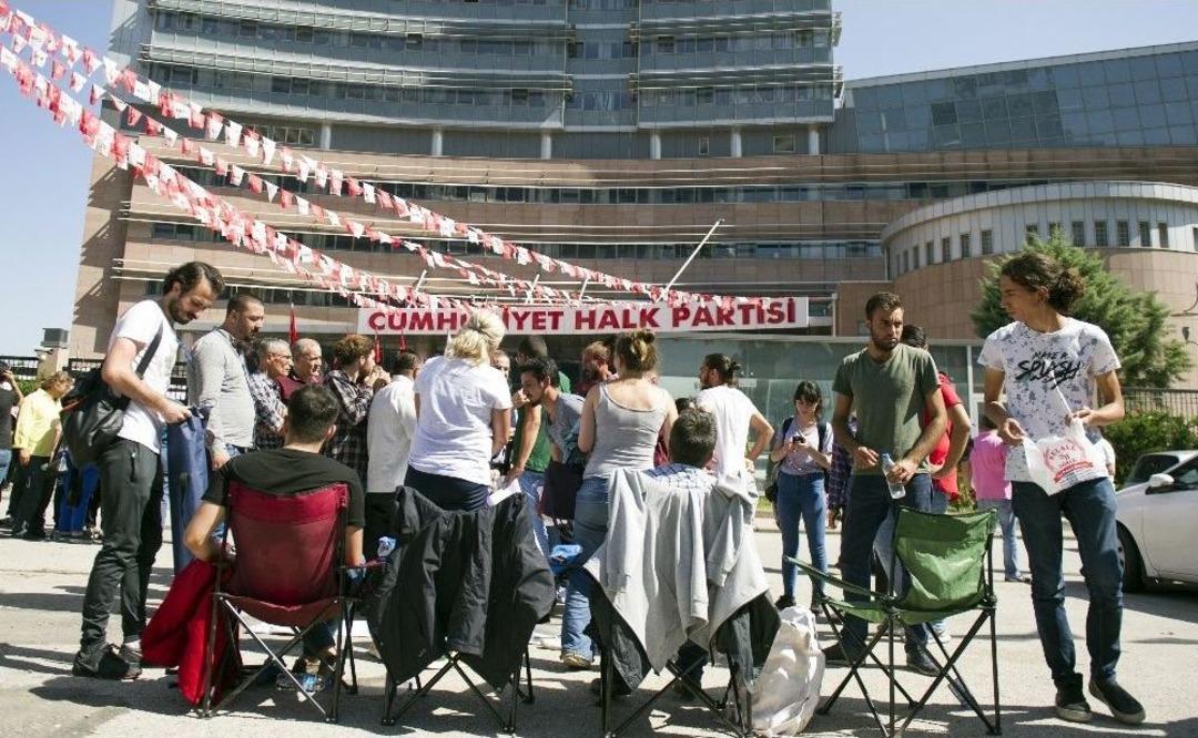 Chp &Ouml;n&uuml;nde Denizli Gen&ccedil;lik &Ouml;rg&uuml;t&uuml;n&uuml;n Oturma Eylemi Sona Erdi