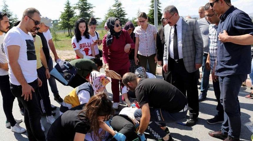 Yaralı &Ouml;ğrenciye İlk M&uuml;dahaleyi Rekt&ouml;r Yaptı