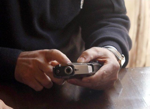 Antalya&rsquo;da Trafikte Eli Silahlı Baygın Kişi Alarmı 1