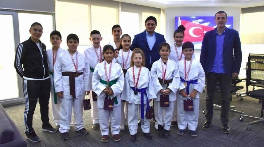 Gen&ccedil; Karatecilerden Başkan Serkan Acar&rsquo;a Ziyaret