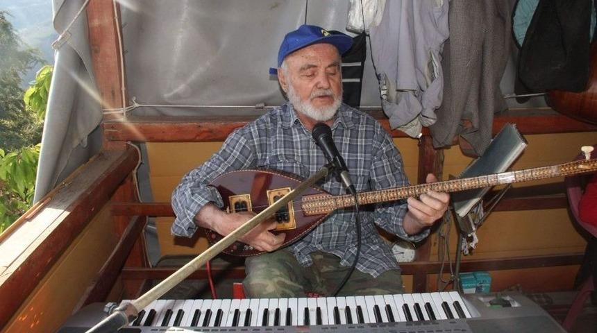 Yarım Asırdır Bağ Evinden Şaphane İl&ccedil;esine Canlı M&uuml;zik Yayını Yapıyor