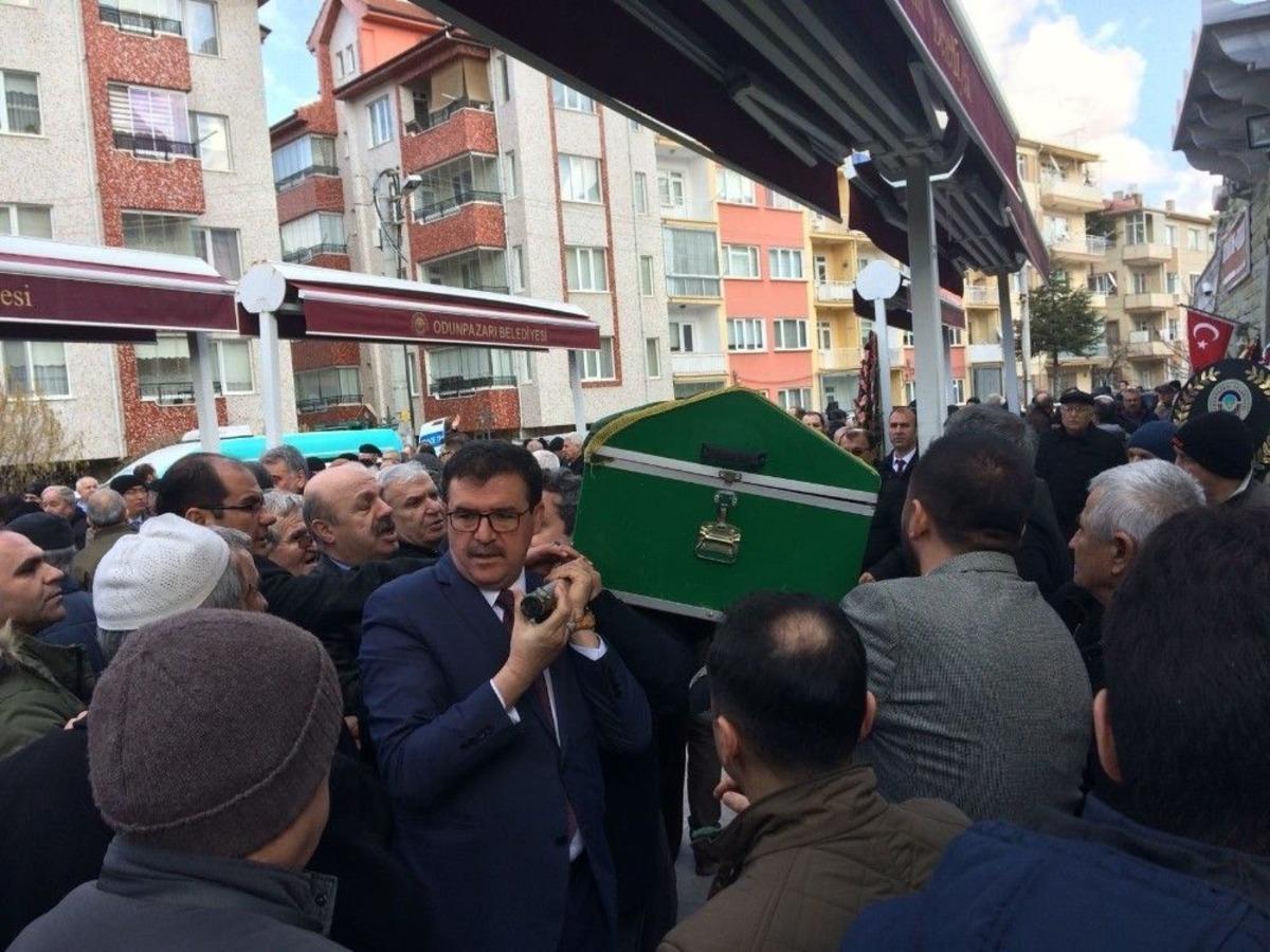 Kalp Krizi Ge&ccedil;iren &Ouml;ğretmen Son Yolculuğunu Uğurlandı