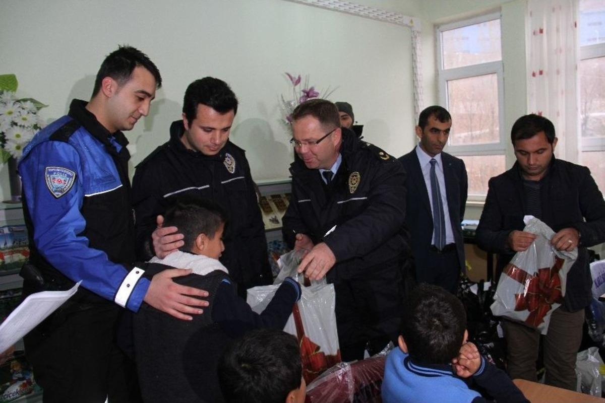 Şemdinli Polisinden 262 &Ouml;ğrenciye Destek