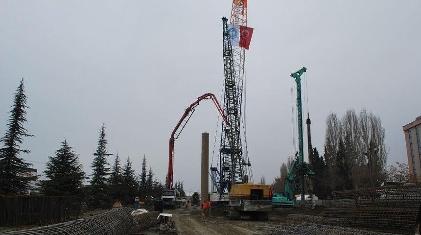 K&ouml;pr&uuml;l&uuml; Kavşak İnşaatında &Ccedil;alışmalar Hız Kazandı