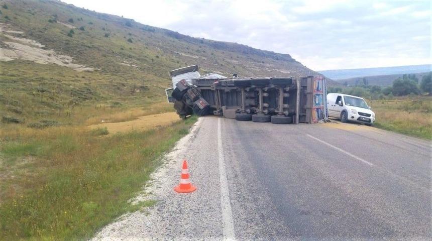 Arpa Y&uuml;kl&uuml; Tır Devrildi; 1 Yaralı