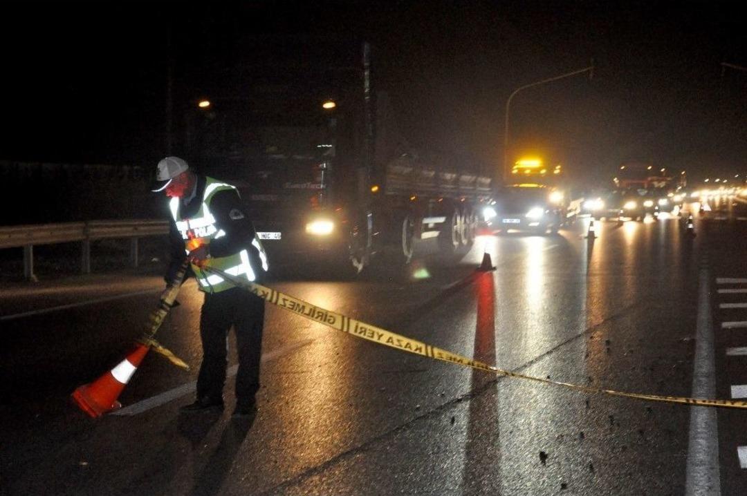 Motosiklet Otomobille &Ccedil;arpıştı: 1 &Ouml;l&uuml;, 1 Yaralı