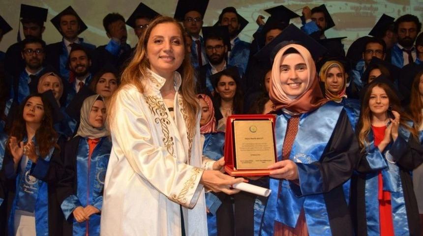 Düzce Üniversitesi Tıp Fakültesi Yeni Dönem Mezunlarını Vermenin Mutluluğunu Yaşadı