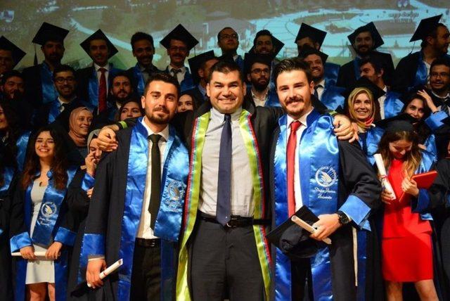 Düzce Üniversitesi Tıp Fakültesi Yeni Dönem Mezunlarını Vermenin Mutluluğunu Yaşadı