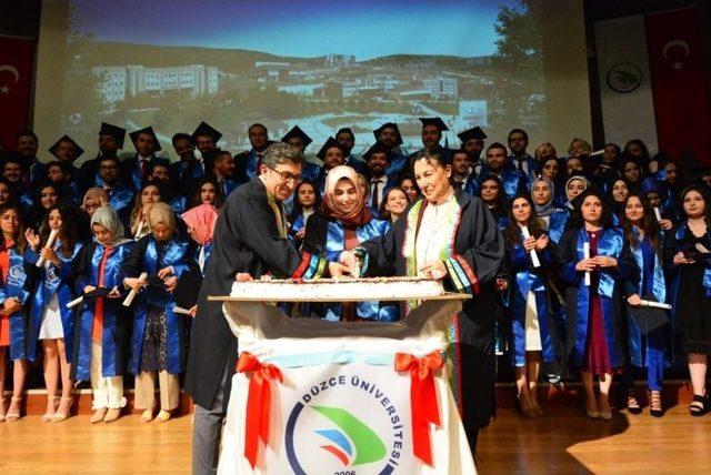 Düzce Üniversitesi Tıp Fakültesi Yeni Dönem Mezunlarını Vermenin Mutluluğunu Yaşadı