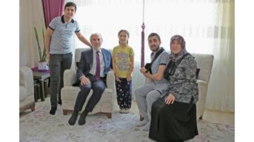 Başkan Kamil Saraçoğlu, Güneydoğu Gazisi İbrahim Kızmaz’ı Evinde Ziyaret Etti