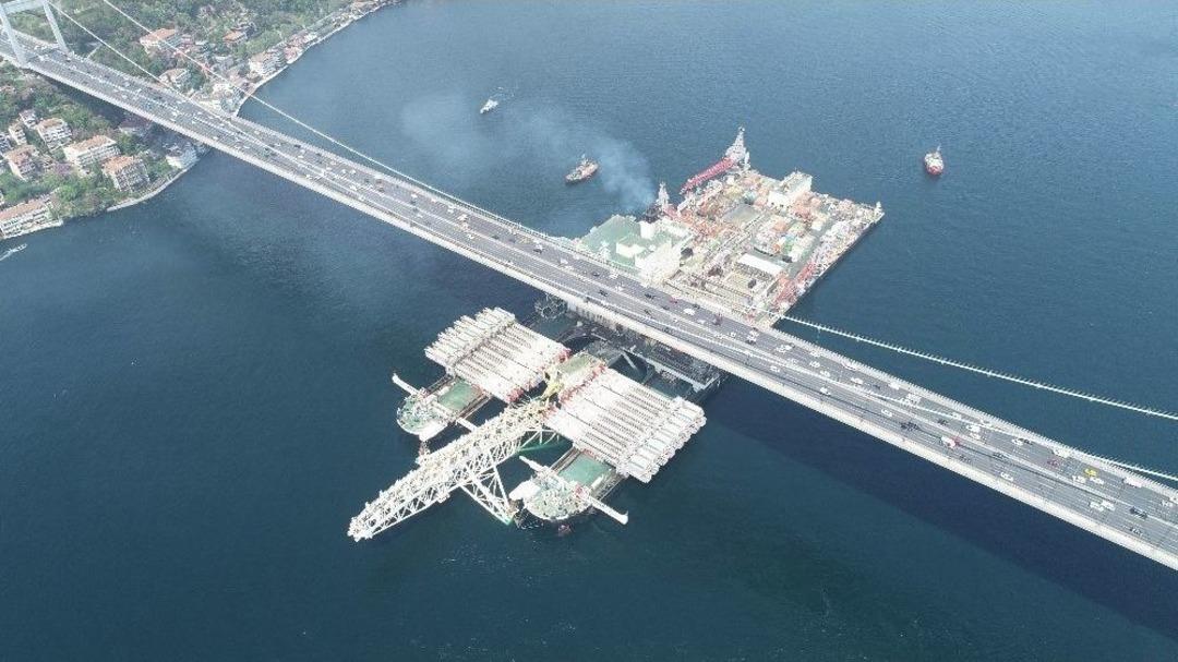 D&uuml;nyanın En B&uuml;y&uuml;k İnşaat Gemisi Pioneering Spirit&rsquo;in İstanbul Boğazı&rsquo;ndan Ge&ccedil;işi Havadan G&ouml;r&uuml;nt&uuml;lendi