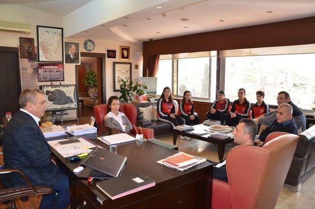 Dereceye Giren Sporculardan Başkan Kayalı&rsquo;ya Ziyaret 1