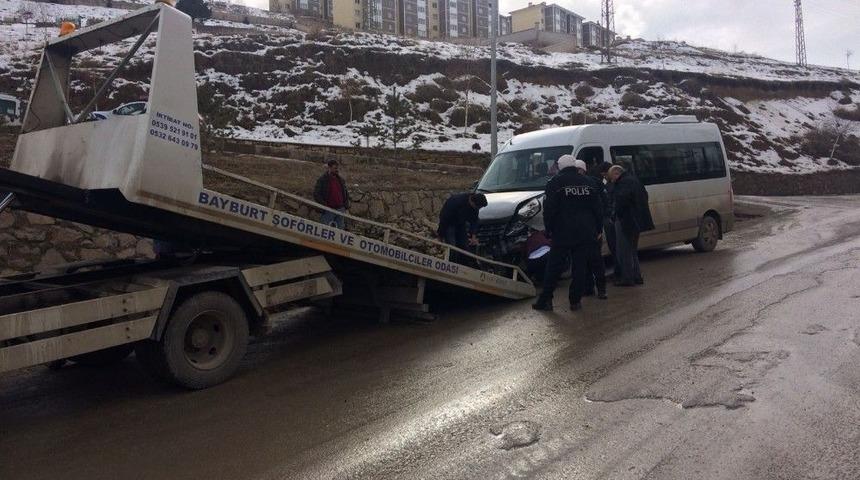 Bayburt&rsquo;ta Okul Servisi İle Otomobil &Ccedil;arpıştı: 16 Yaralı