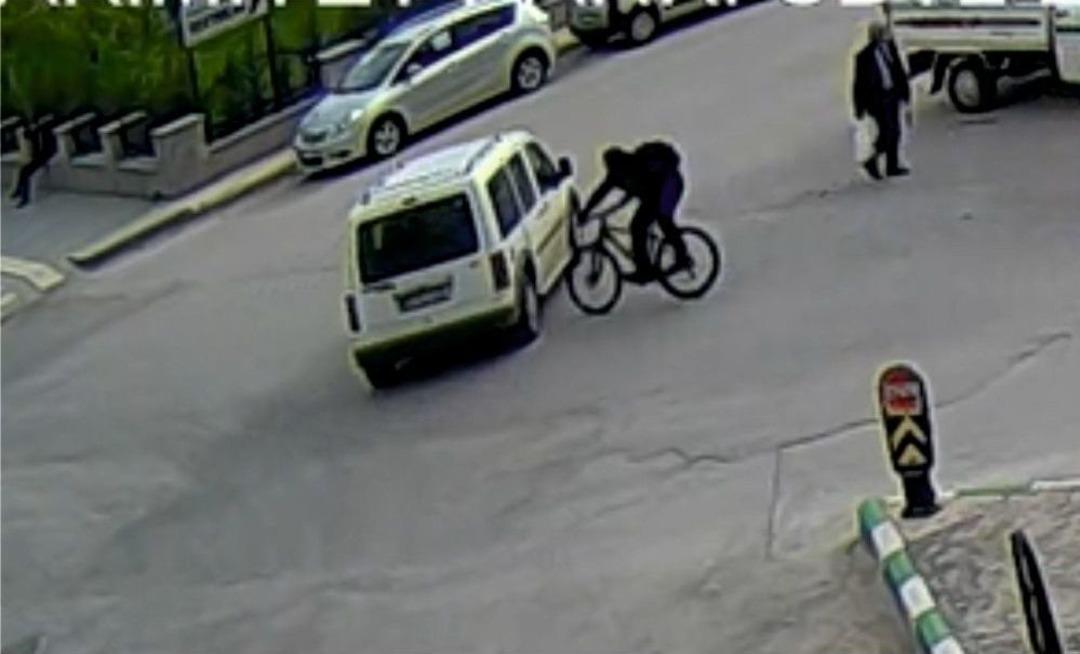 Hızla Giden Bisikletli Araca &Ccedil;arptı
