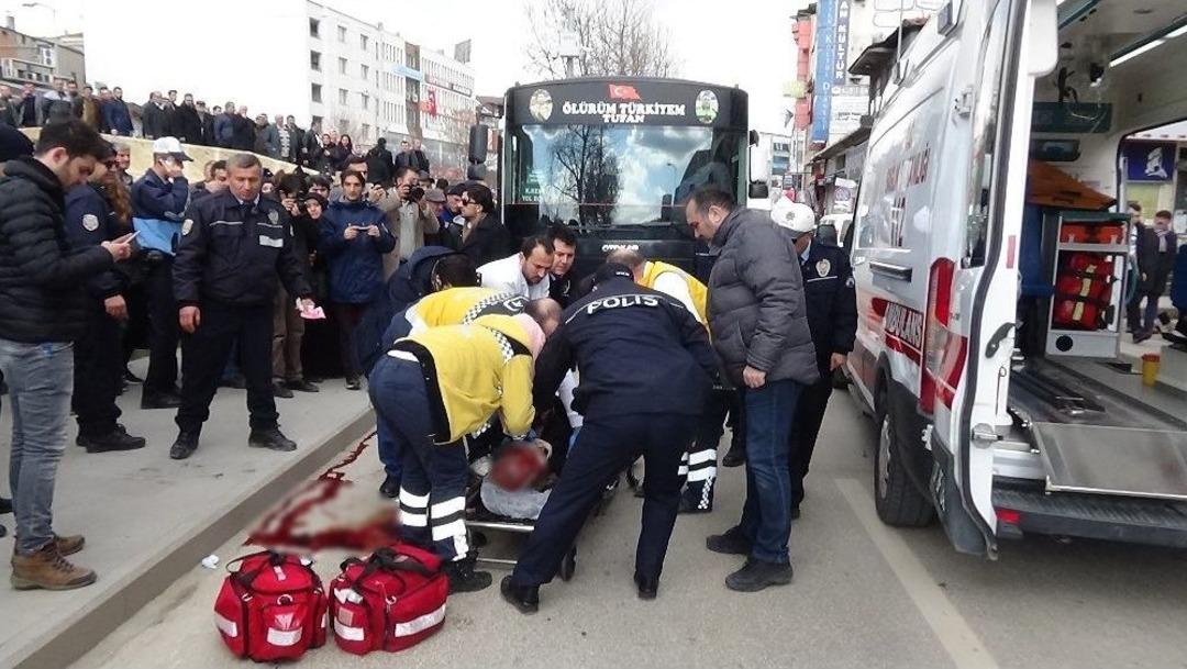 Servis Otob&uuml;s&uuml;n&uuml;n &Ccedil;arptığı Şahıs, Hayatını Kaybetti