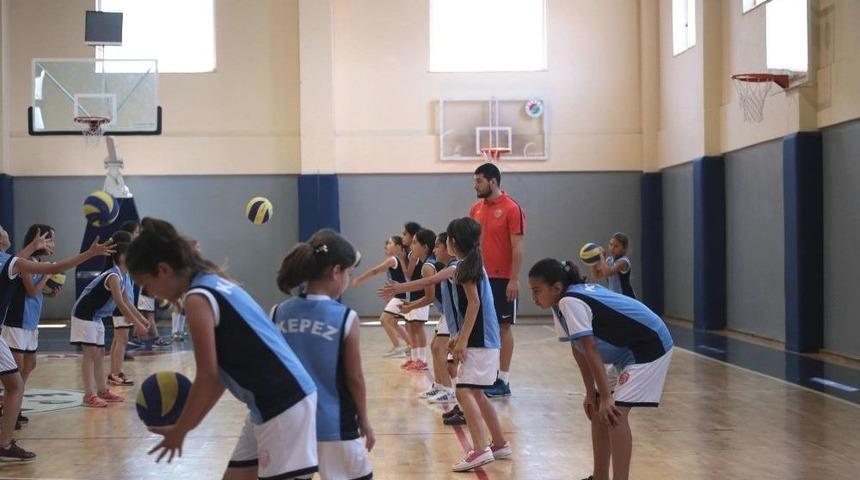 Kepez Belediyesi’nden Voleybol Kursu