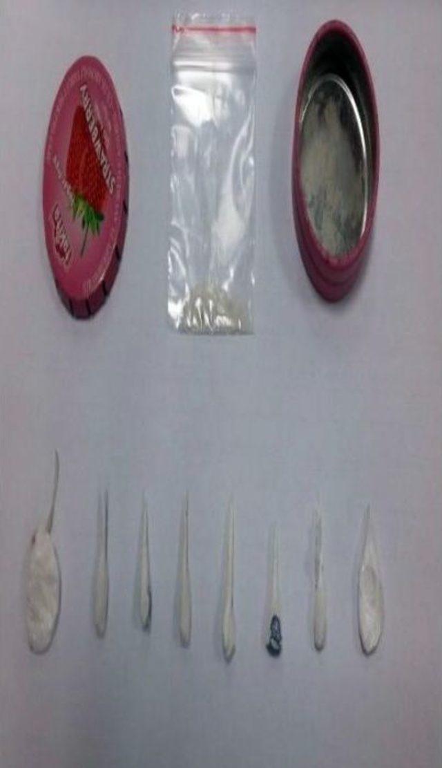 &Uuml;zerindeki Uyuşturucu Maddelerle Yakalandı 1