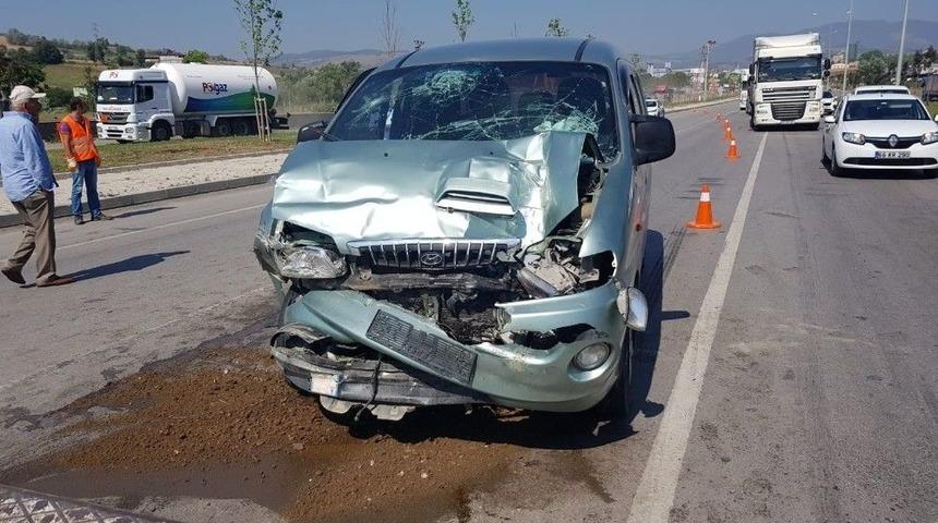 Panelvan İle Midib&uuml;s &Ccedil;arpıştı: 5 Yaralı