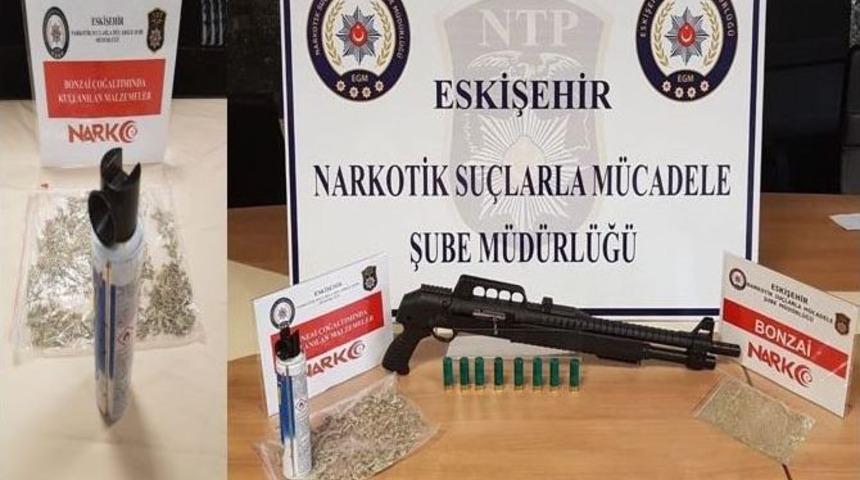 Minik Kız Uyuşturucu Ş&uuml;phelisi Babasını B&ouml;yle Bekledi