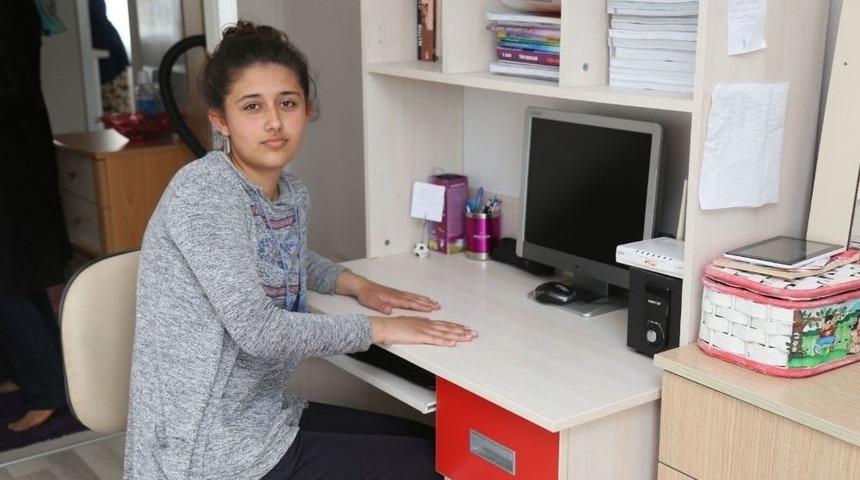 Bilgisayar Başında &Ccedil;alışırken D&uuml;şen Yıldırım Sebebiyle Bayılan Edanur Şoku Atlamadı