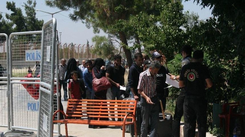 Bayrama Giden Suriyelilerden 2 Bini T&uuml;rkiye&rsquo;ye D&ouml;nd&uuml;